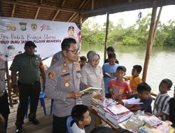 Serda Chrestian Maslebu Dampingi Kunjungan Kapolsek Bukit Bestari Di Rumah Baca Presisi
