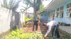 Serma Sarwo Edi bantu penjaga sekolah membersihkan kebun sekolah,Kamis (21/9/2023)