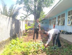 Serma Sarwo Edi Bantu Penjaga Sekolah Dalam Pengerjaan Kebun Sekolah SDN 005