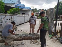 Serda Dede Sugianto Memantau Pelaksanaan Pembangunan Jalan dan Parit di Kelurahan Bukit Cermin